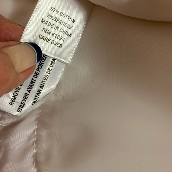 White Capris with stretch. Side pockets, side slits at bottom, 3/4 Pants - Picture 12 of 13